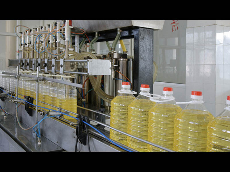 自制花生油的廠(chǎng)家請(qǐng)問(wèn)您對(duì)半自動(dòng)花生油灌裝機(jī)了解嗎？