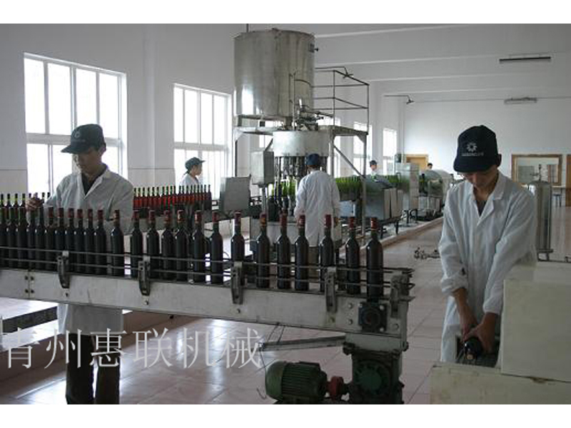 紅酒灌裝機(jī)現(xiàn)場(chǎng)圖片