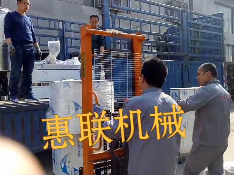 江西客戶訂購白酒灌裝設備發(fā)貨現場