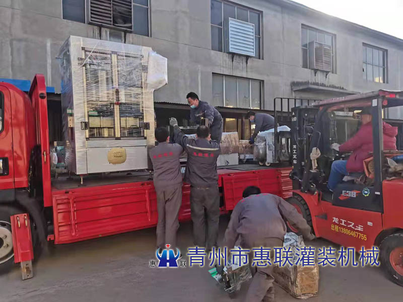 整套油類灌裝設(shè)備生產(chǎn)線發(fā)往臨沂