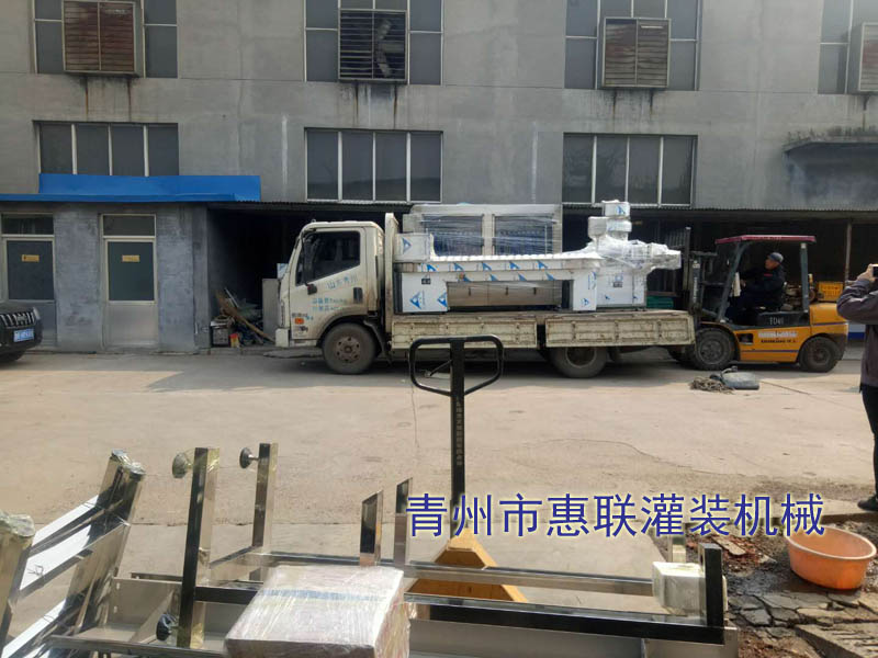 河北衡水訂購的整套白酒灌裝設備發(fā)貨